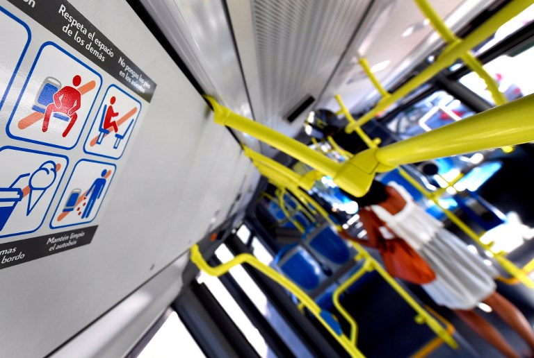Letrero contra el manspreading que será colocado en el transporte en Madrid | Gerard Julien | AFP