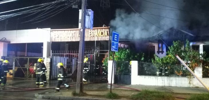un-muerto-deja-incendio-que-afect-restaurante-la-estancia-en-quilpu-730x350.jpeg