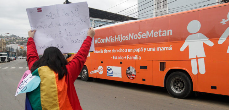 Atacan con botella con pintura a Bus de la Familia en Concepción - BioBioChile