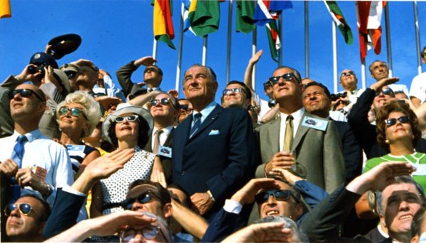 El ex Presidente de EE.UU Lyndon B. Johnson y el, en ese entonces, vice Presidente Spiro Agnew se encuentran entre los espectadores al momento de realizarse el lanzamiento del Apollo 11 desde la Plataforma 39A en el Centro Espacial de Kennedy, el 16 de julio de 1969.