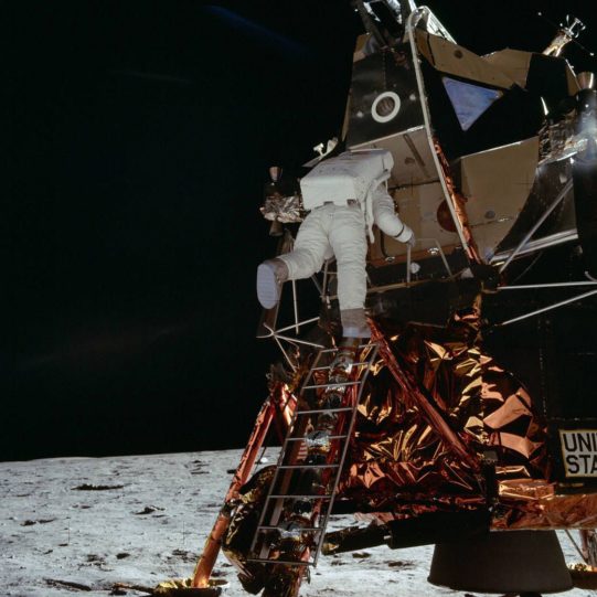 El astronauta Edwin E. Aldrin Jr. baja las escaleras del Módulo Lunar para preparar su caminata por la Luna. La foto fue capturada por Neil Armstrong con una cámara de superficie lunar de 70 mm.