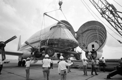 El Módulo de Comandos de la nave Apollo 11 es preparado para ser enviado a la Corporación Norteamaericana Rockwell, luego de ser liberado de la cuarentena postvuelo especial.