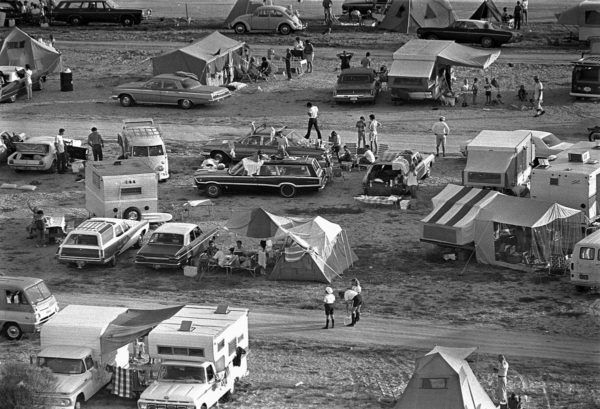 Miles de espectadores acamparon en playas y carreteras sólo para poder observar el lanzamiento del Apollo 11, el cual fue llevado a cabo a las 9:32 a.m (zona horaria del Este) el 16 de julio de 1969. 