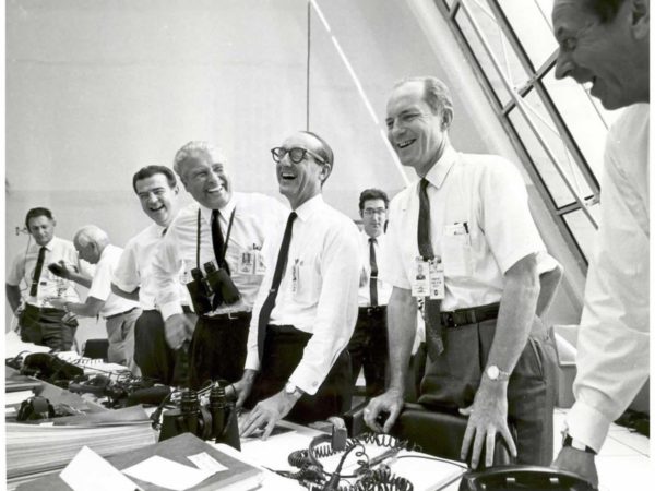 Los oficiales a cargo de la misión Apollo 11 se ven relajados en el Centro de Control después del exitoso lanzamiento.