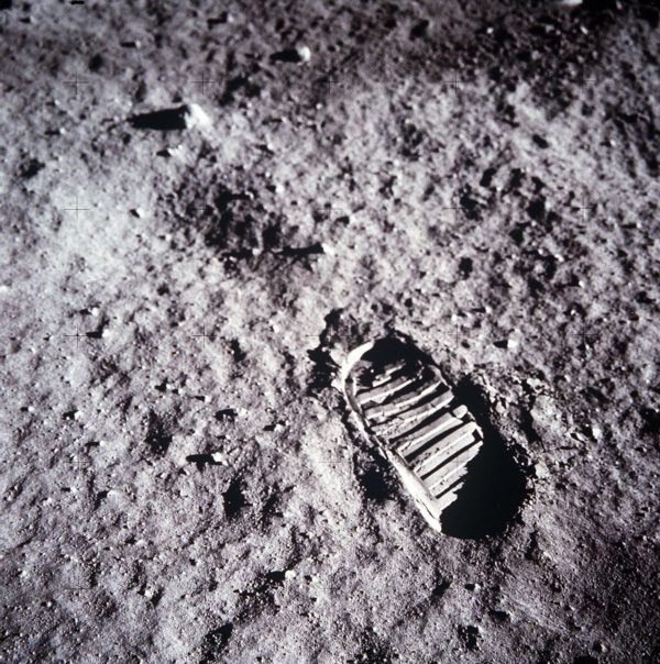Una vista con "zoom" a la huella de Buzz Aldrin en la superficie de la Luna. Una foto tomada también por la cámara de 70 mm mencionada anteriormente. 