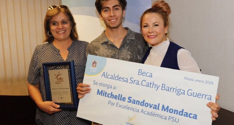 Cathy Barriga entregó la beca Cathy Barriga a los puntajes nacionales PSU de Maipú