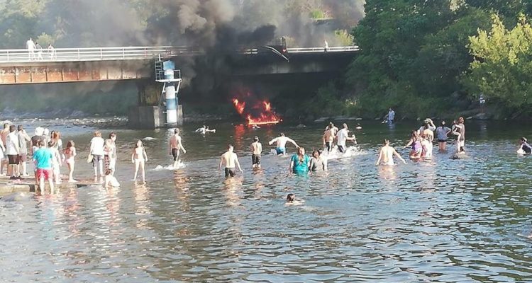 Bañistas rescatan a conductor tras chocar, volcar y caer con camioneta desde puente a río en Antuco