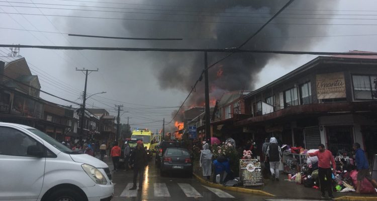 Incendio consume viviendas y locales comerciales en pleno centro de Panguipulli