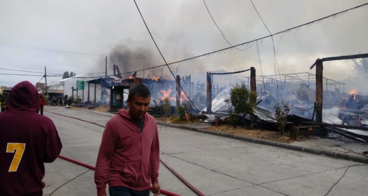Las dramáticas imágenes que deja el violento incendio en el centro de Panguipulli