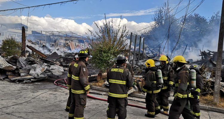 Veintena de inmuebles resultaron destruidos por incendio en sector céntrico de Panguipulli
