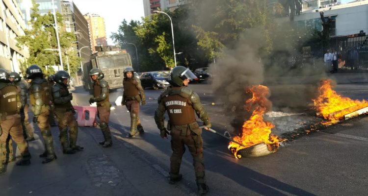 Con barricadas los trabajadores de la ex Posta Central exigen contratación de más funcionarios