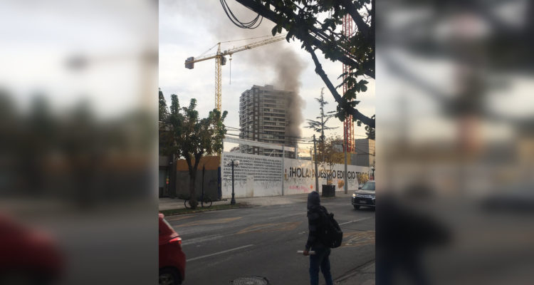 Bomberos combate incendio que afecta a piso 3 de edificio en Las Condes