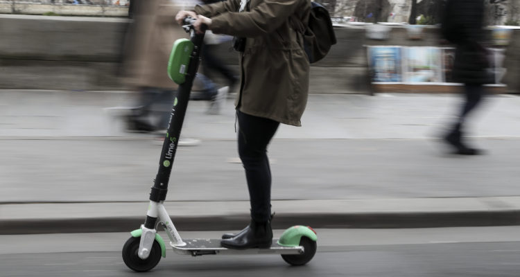 Hombre que circulaba en scooter eléctrico muere al chocar con un camión en París