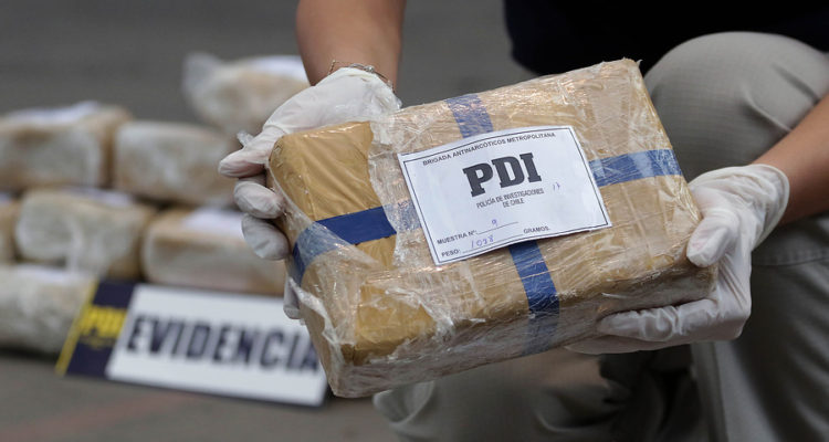 Detienen a tres personas tras decomisar un kilo de cocaína en aeropuerto de Punta Arenas