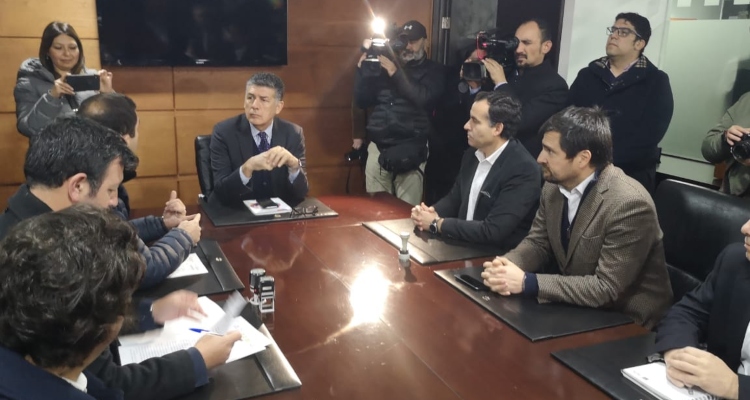 Alcaldes capitalinos piden fin a la concesión de CGE ante constantes cortes de energía