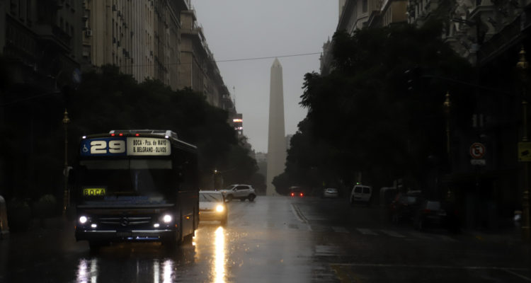 Argentina y Uruguay recuperan electricidad parcialmente tras masivo apagón