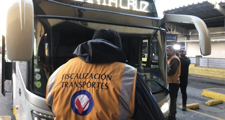 Refuerzan fiscalizaciones a buses interurbanos en terminales capitalinos previo a interferiado