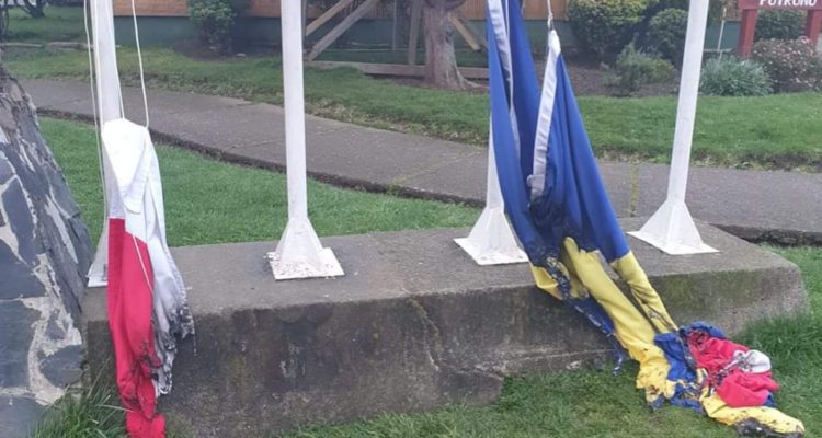 Desconocidos queman bandera chilena y de Futrono en la región de Los Ríos