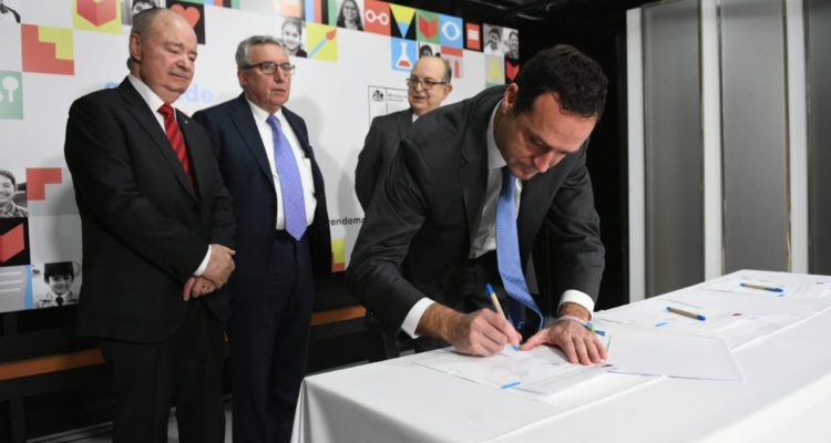1.700 alumnos de U. del Pacífico podrán continuar sus estudios en la UTEM tras firma de convenio