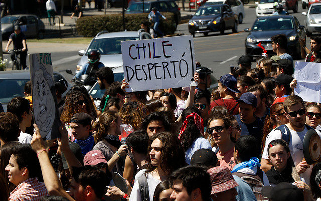 Manifestantes de Puerto Montt tras medidas anunciadas por Piñera:
