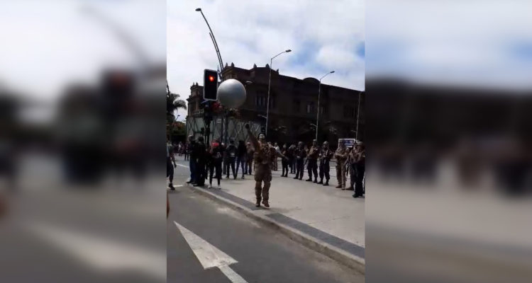 Manifestantes y militares juegan