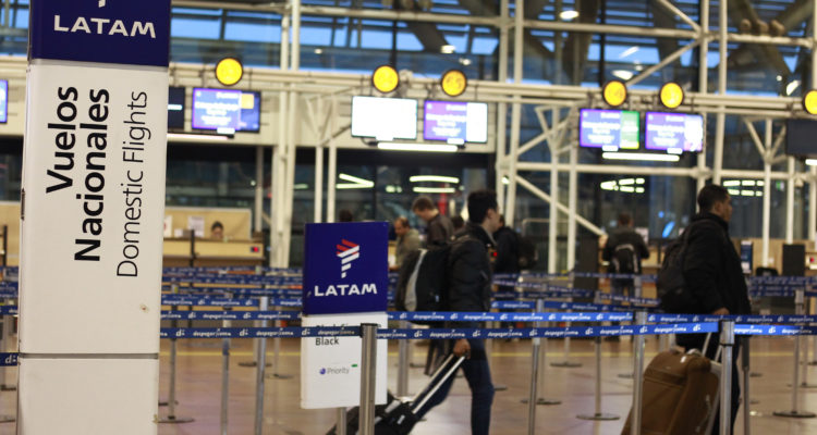 Por crisis: Latam contabiliza 82 mil devoluciones de pasajes y 117 mil cambios de fecha