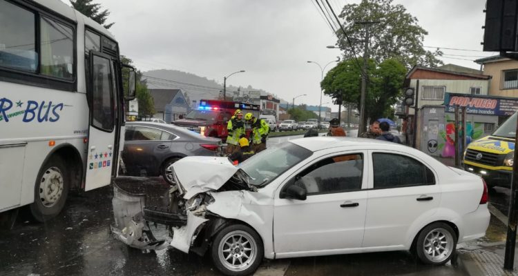 Bus impacta a dos vehículos menores dejando dos lesionados en Temuco