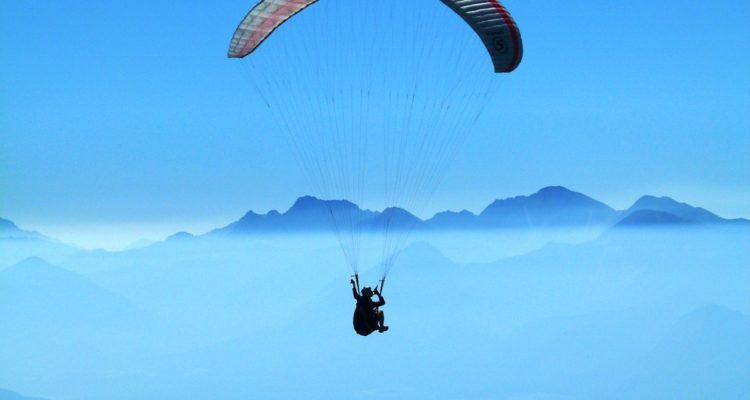 Estadounidense rescatado por la FACh muere tras accidente en parapente
