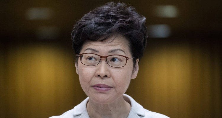 Jefa de Ejecutivo de Hong Kong admite que derrota electoral fue motivada por descontento popular