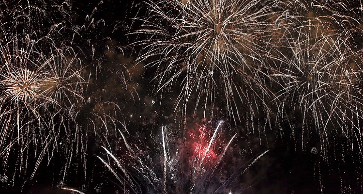 Municipios capitalinos suspenden show de fuegos artificiales de fin de año ante estallido social