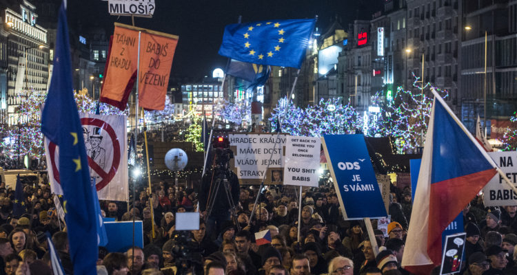 Cerca de 50.000 personas protestan en Praga pidiendo salida del primer ministro