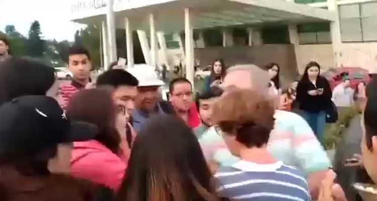 Investigan agresión de adultos mayores en puente cortado por manifestantes en Valdivia
