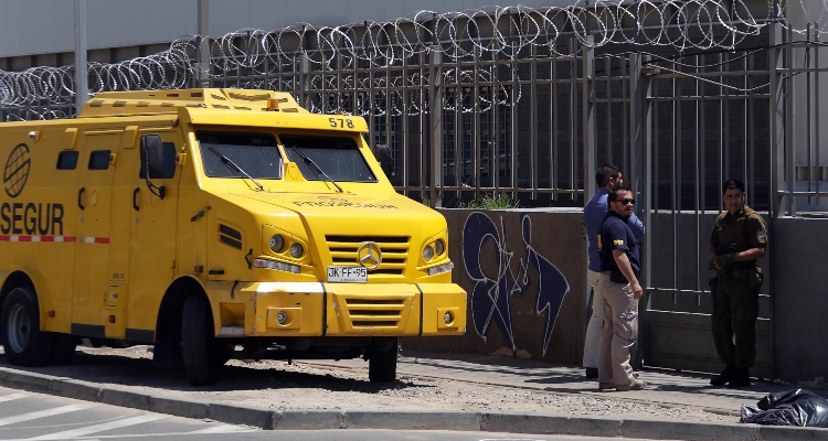 Graves pero fuera de riesgo vital permanecen heridos por asalto frustrado en Líder de Maipú