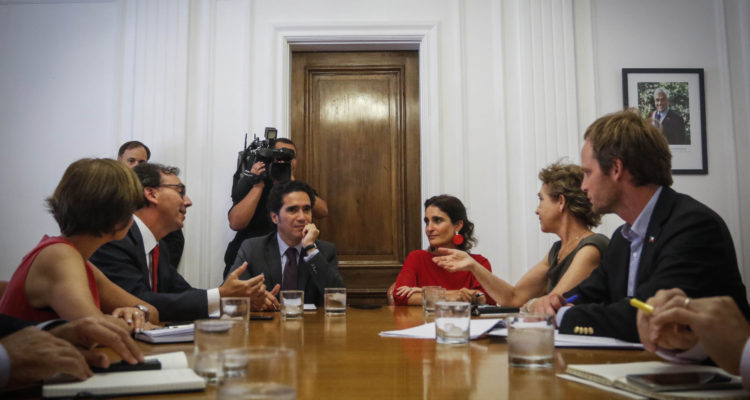 Gobierno podría modificar proyección de crecimiento por efectos del coronavirus y expertos difieren
