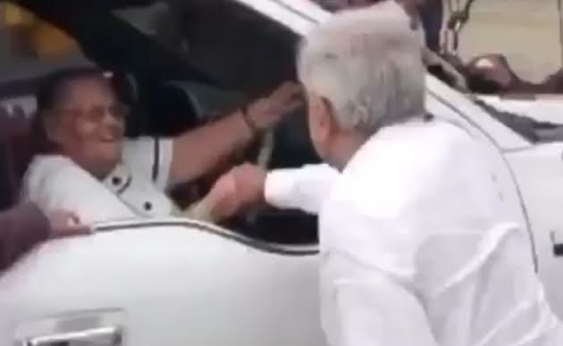 Presidente de México saluda a la madre del