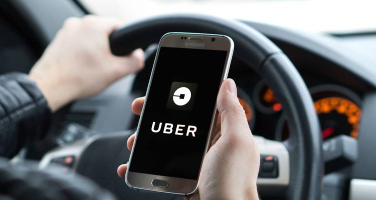 Botellas de agua y celulares: los objetos más olvidados por los chilenos en Uber