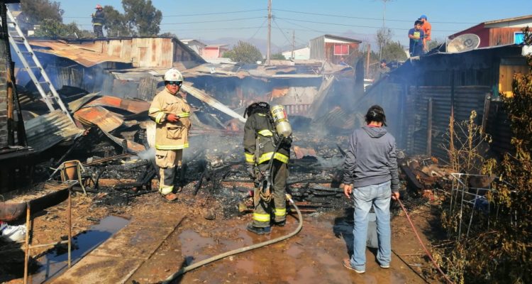 Incendio afectó a cinco viviendas en Quillota una resultó destruida