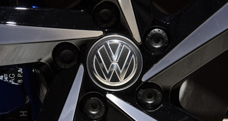 Justicia alemana ordena a Volkswagen a pagar compensación parcial a cliente por