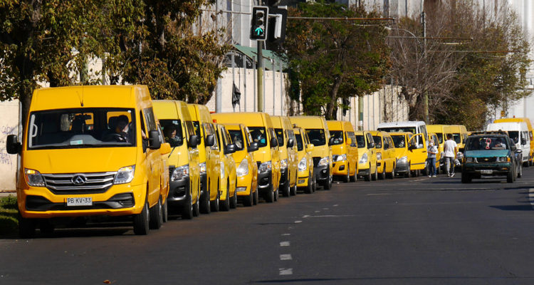 Gobierno posterga pago de permisos de circulación a taxis, colectivos, buses y furgones escolares