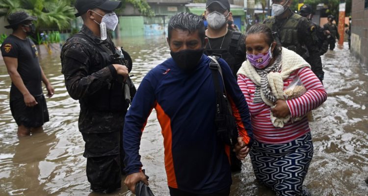Las imágenes del fuerte paso de la tormenta Amanda que causó al menos 10 muertos en El Salvador