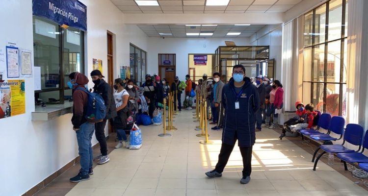 Bolivia recibe a 385 ciudadanos varados en Chile