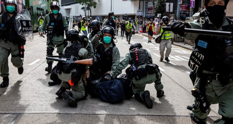Policía de Hong Kong respalda plan de China para castigar la traición, la subversión y la sedición