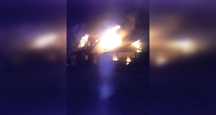 Incendio consume cabaña deshabitada en localidad de Ralún en Puerto Varas
