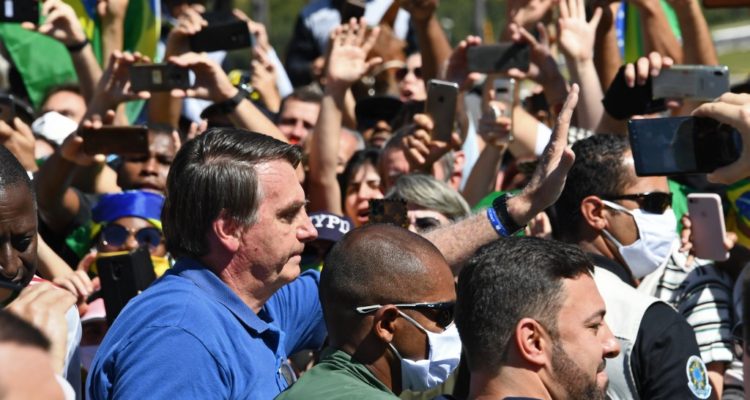 Bolsonaro lidera nueva manifestación en Brasil donde hay más de 27.000 muertos por coronavirus