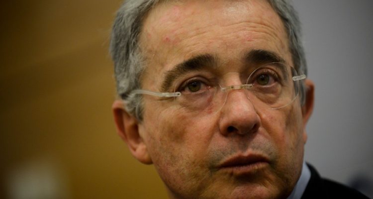 Justicia investiga a expresidente Uribe por presunto espionaje militar en Colombia