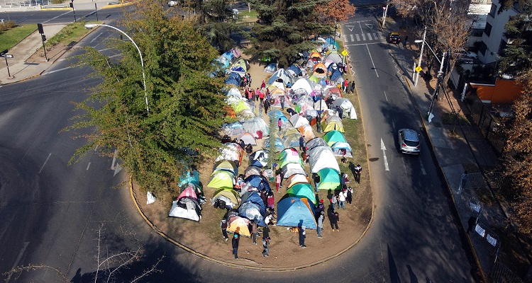Más de 500 bolivianos acampan afuera de su consulado a la espera de un vuelo para volver a su país