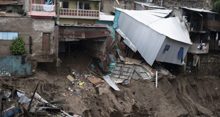 Suben a 15 los muertos y 6 desaparecidos por el paso de la tormenta Amanda en El Salvador