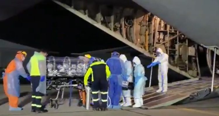 Trasladan a cuatro nuevos pacientes críticos con Covid-19 desde Santiago hasta Puerto Montt