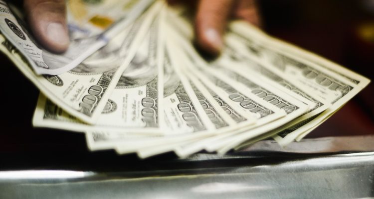 El dólar cerró este jueves con fuerte caída y se acerca a los 800 pesos