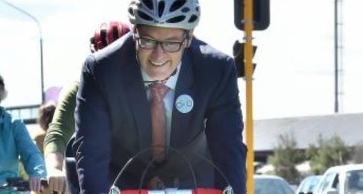 Fue a la playa con familia: ministro de Salud de Nueva Zelanda renunció por infringir confinamiento